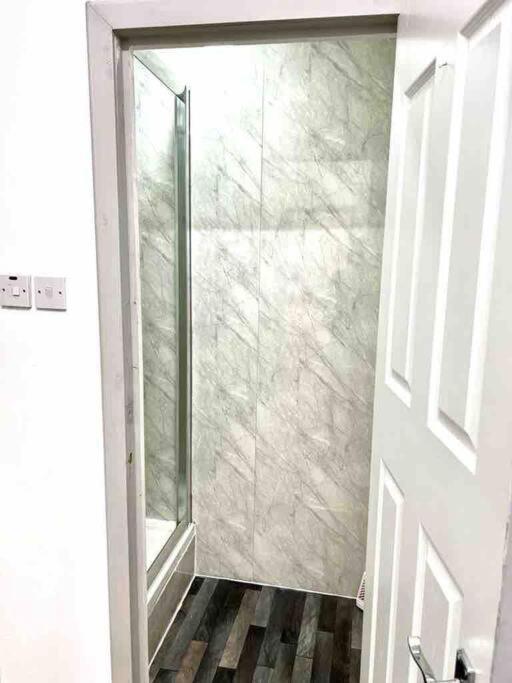 Trendy One Bedroom Flat In Apartament *